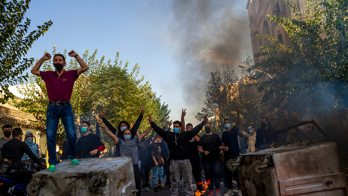 Iranier protesterar mot regimen i Teheran i oktober. På grund av regimens inskränkningar av internet finns få bilder från protesterna att tillgå.