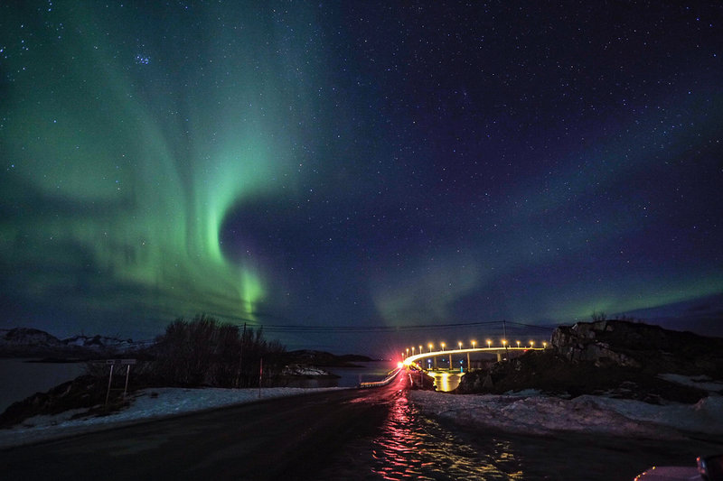 Norrsken fotograferat vid brofästet mot Sommarøy, Troms, i norra Norge. Arkivbild