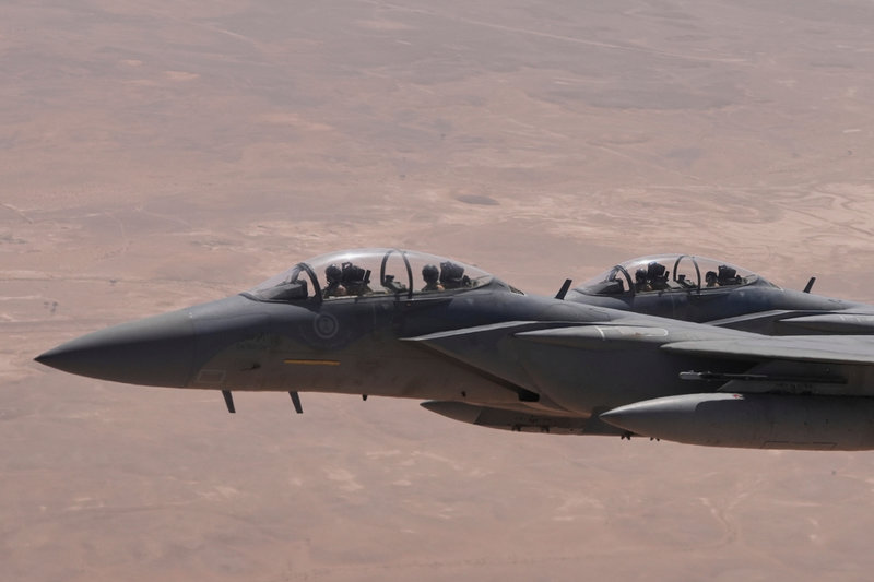 Saudiska F-15-plan eskorterade presidentplanet till flygplatsen i Riyad.