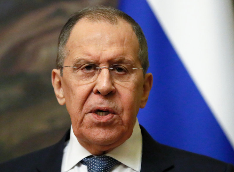 Rysslands utrikesminister Sergej Lavrov uppmanar väst att sluta skicka vapen till Kiev.