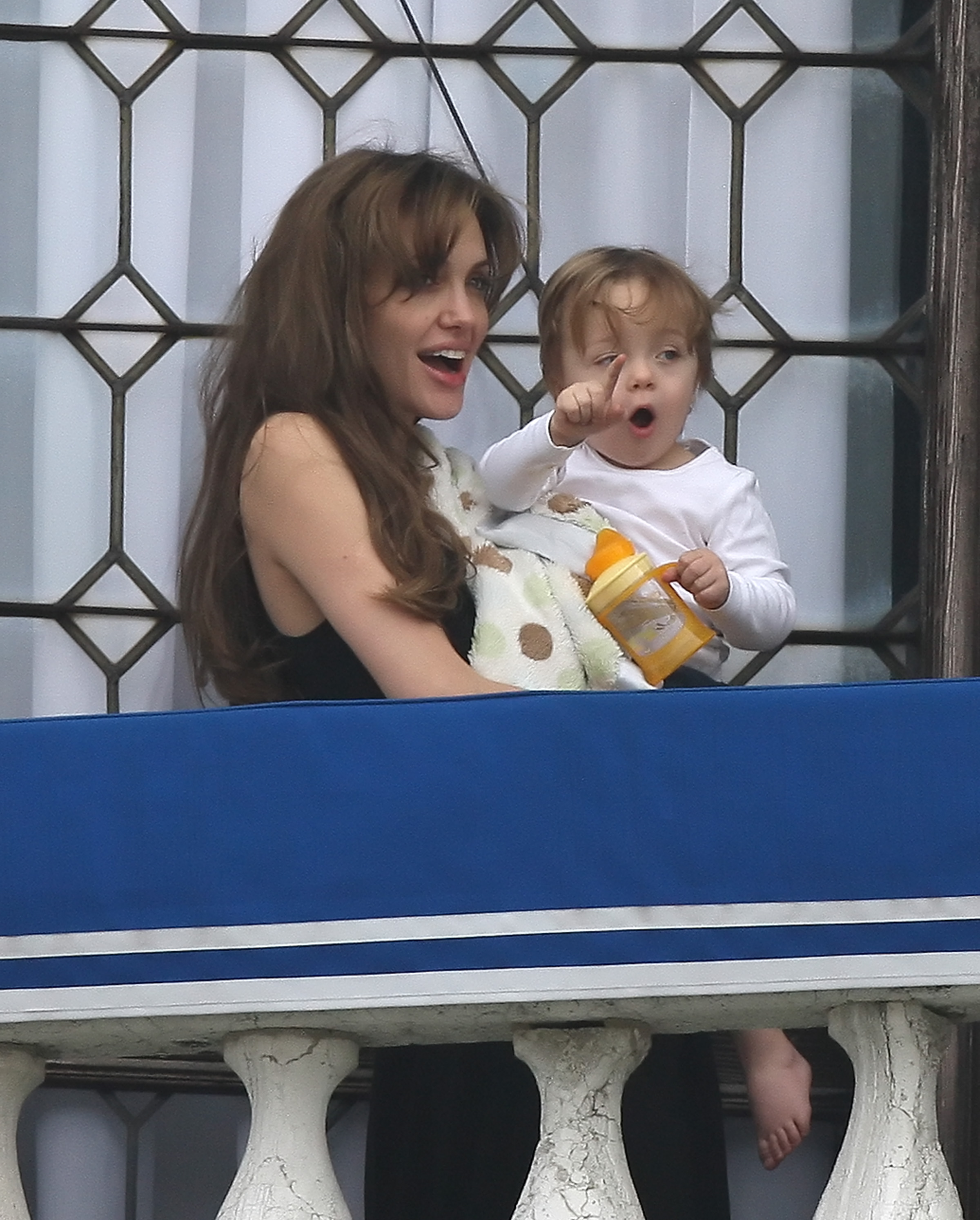Mamma Angelina med sin son Knox på balkongen i Venice.