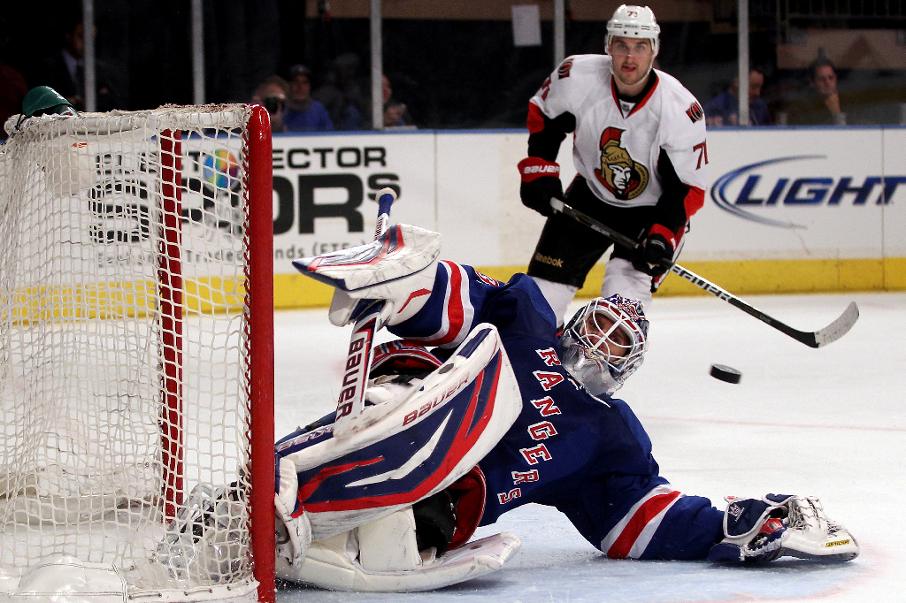 Till slut fick Ottawa hål på Lundqvist. Men två mål, varav ett av svenske lagkaptenen Daniel Alfredsson, räckte inte för att ta den första segern de hade hoppats på. Till slut fick Ottawa hål på Lundqvist. Men två mål, varav ett av svenske lagkaptenen Daniel Alfredsson, räckte inte för att ta den första segern de hade hoppats på.