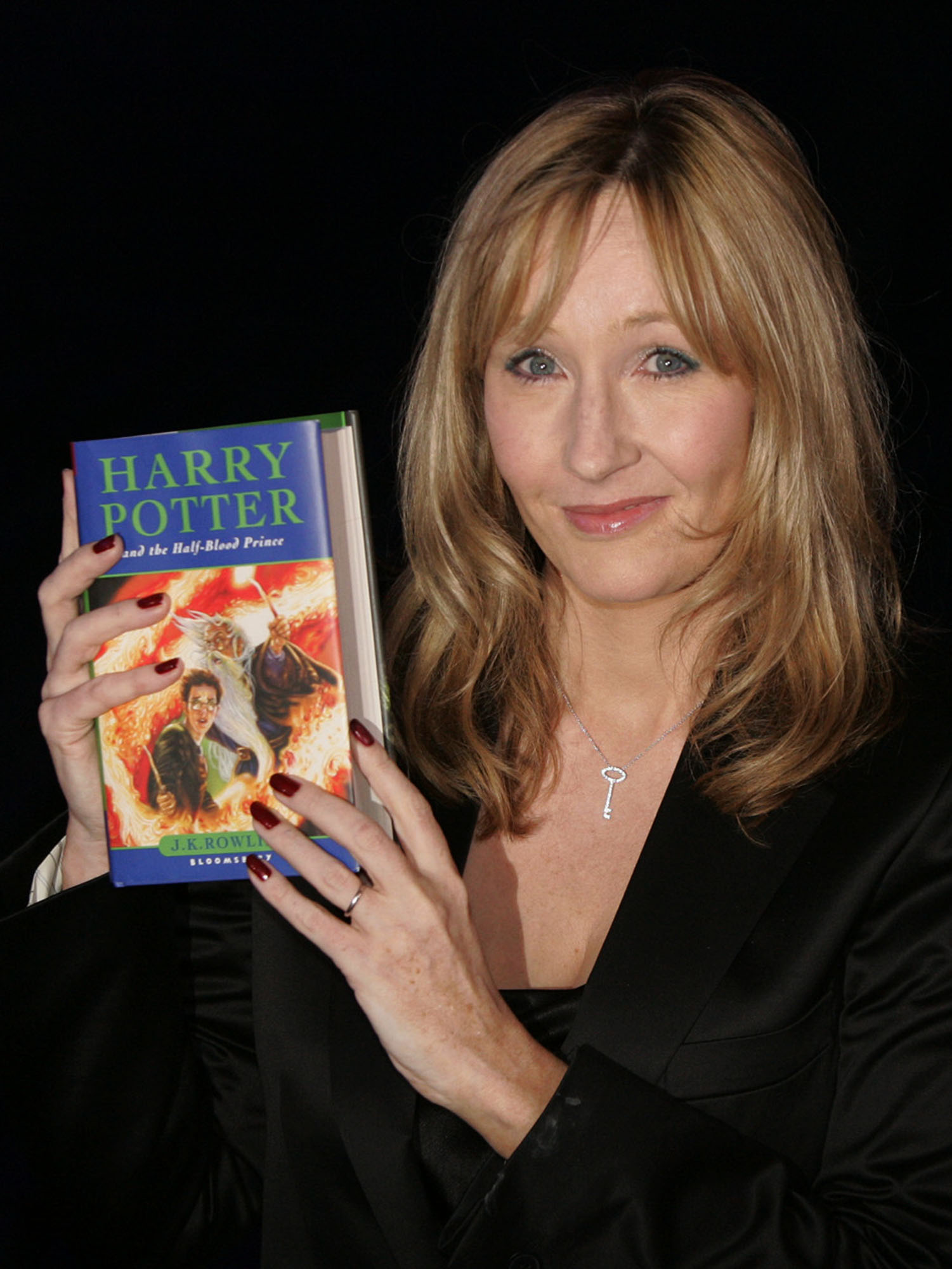 Författaren JK Rowling tycker inte fansen ska ha ugglorna inomhus. 