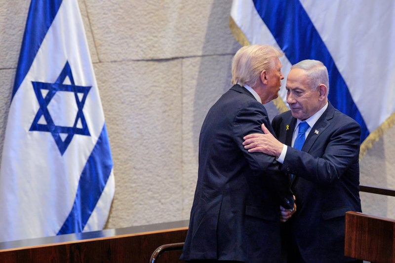 När överenskommelsen var på plats reste Donald Trump till Israel, där han bland annat talade inför parlamentsledamöterna i knesset och mottog hyllningar. Här omfamnar Trump premiärminister Benjamin Netanyahu. Bilden togs i måndags.