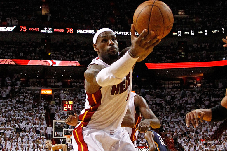 15. LeBron James, 27, blir inte bara rik på sin basket. Han tjänar storkovan på reklamkontrakt med jättar som Nike, McDonald's och Coca-Cola och syns därmed överallt och ingenstans i USA. 15. LeBron James, 27, blir inte bara rik på sin basket. Han tjänar storkovan på reklamkontrakt med jättar som Nike, McDonald's och Coca-Cola och syns därmed överallt och ingenstans i USA.