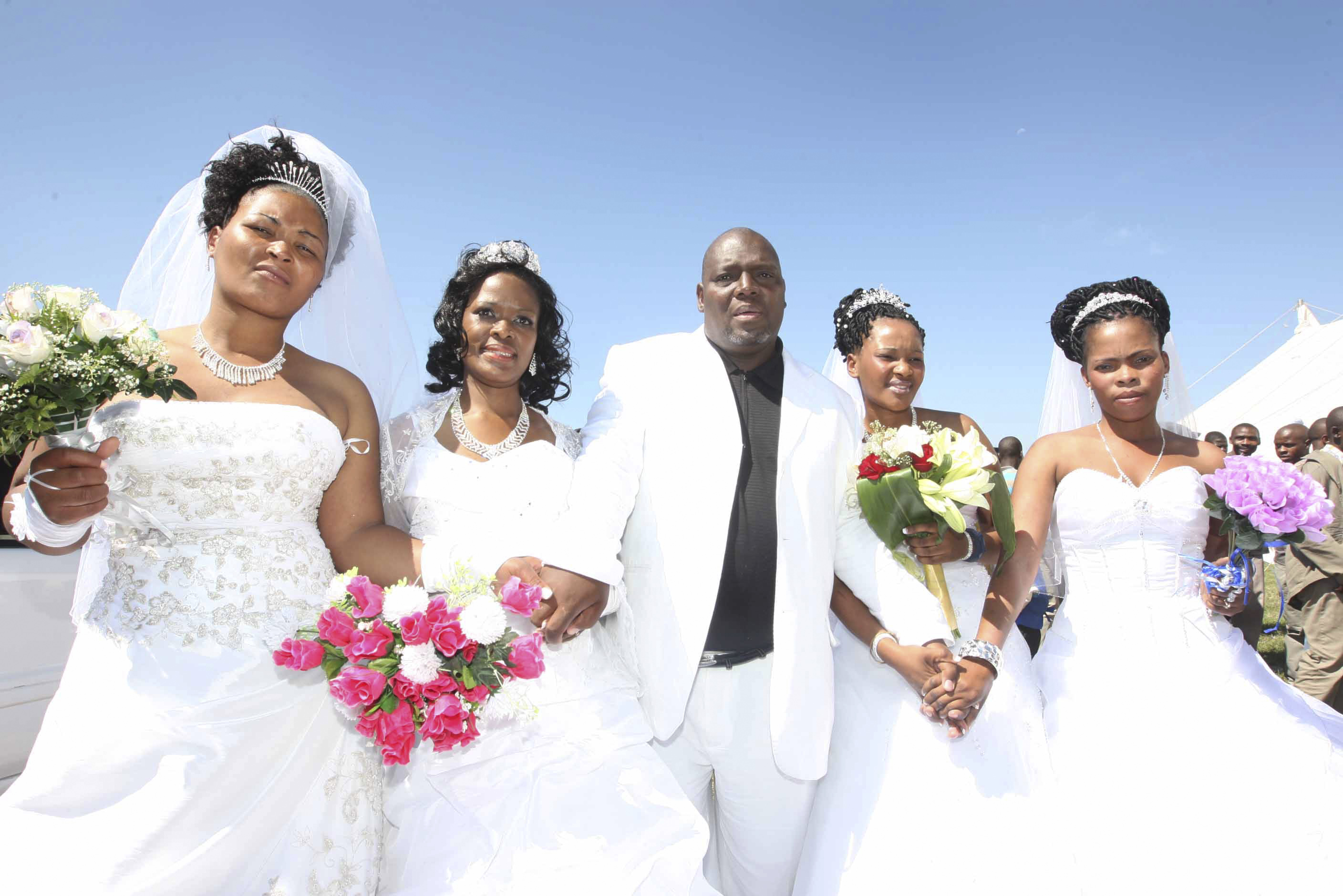 Här en sydafrikansk man med sina fyra fruar. Ziona Chana har några fler!