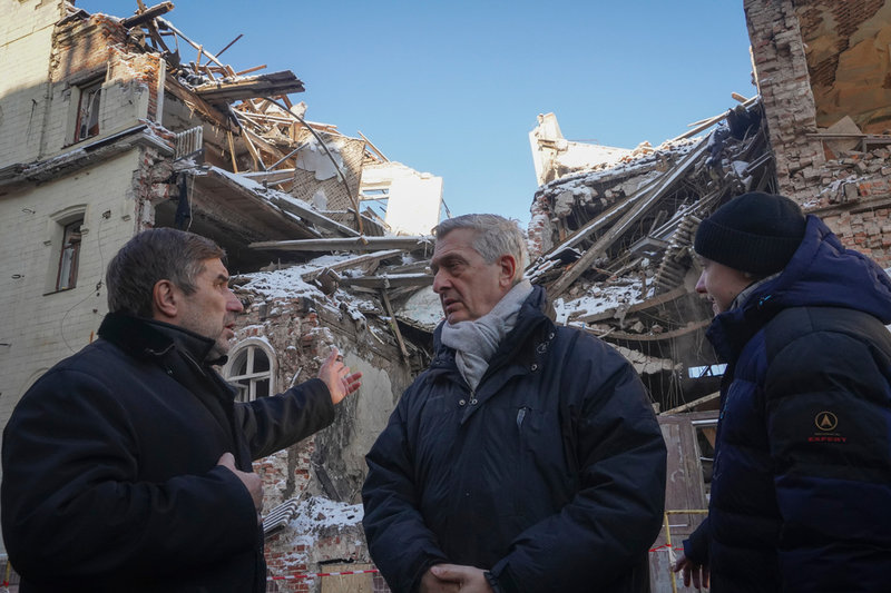 Charkiv, Ukraina, den 22 januari 2024: Filippo Grandi lyssnar på invånare som berättar för honom om ryska anfall mot den gränsnära storstaden.