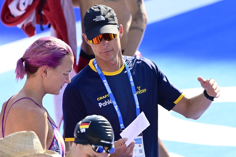 Sarah Sjöström och landslagstränaren Johan Wallberg på VM-arenan i Rom.