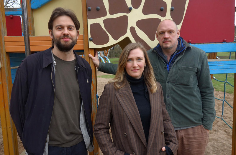 Regissören Ernst De Geer med skådespelarna Sissela Benn och Jonatan Unge under inspelningen av "Populära problem". 