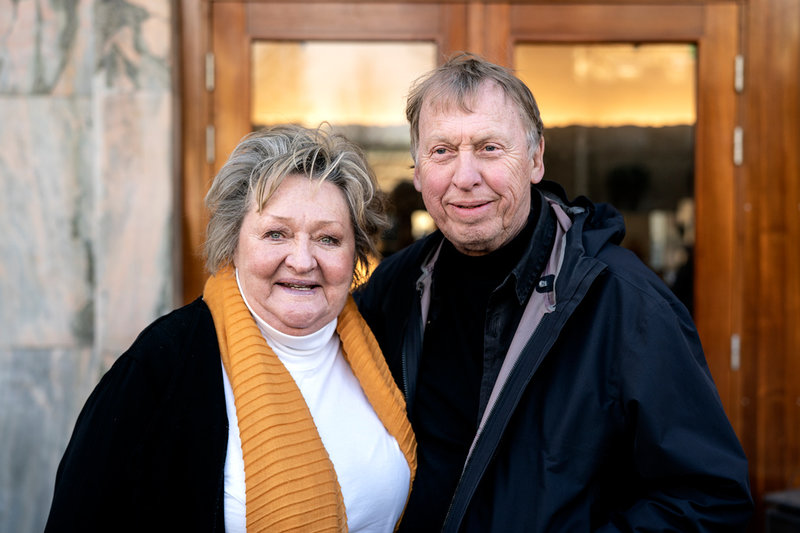 Marianne Mörck och Tomas von Brömssen, strax efter att de gett varandra en hjärtlig kram vid en biovisning av 'Dag för dag' i Göteborg.
