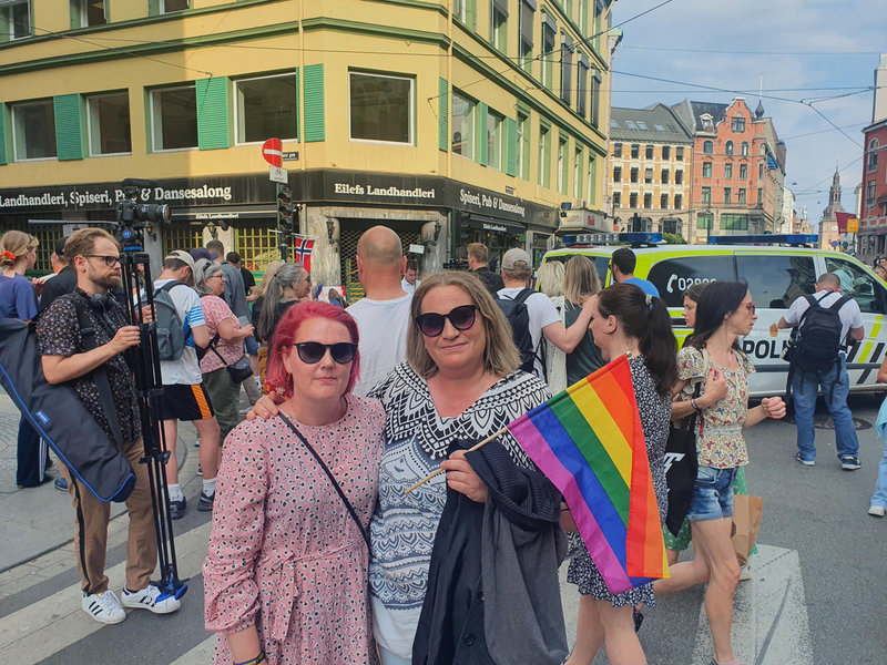 Liisa och Janicke har lagt rosor på den spontana minnesplatsen efter terrordådet nära en gaybar i centrala Oslo under natten till lördagen.