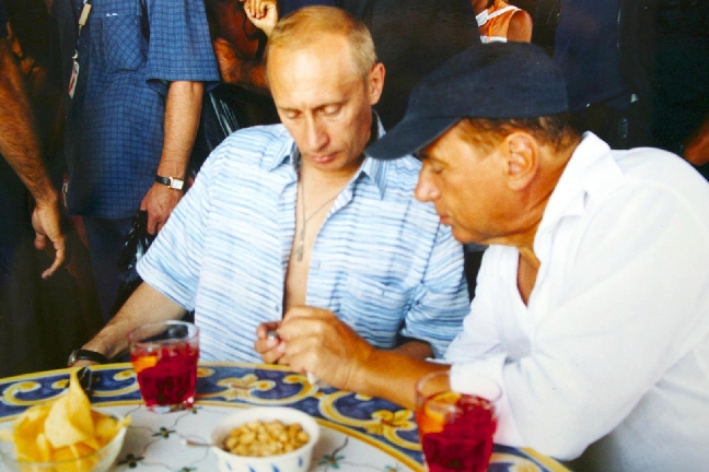 Här tillsammans med alfahannen, Rysslands premiärminister Vladimir Purtin. 