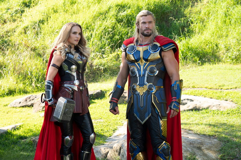 Natalie Portman och Chris Hemsworth i 'Thor: Love and Thunder'. Pressbild.