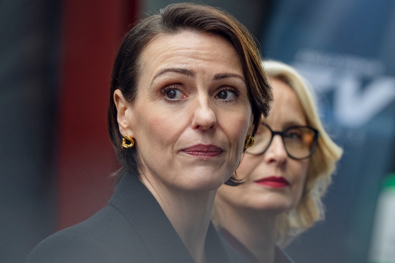 Suranne Jones och Julie Delpy i "Hostage" på Netflix. 