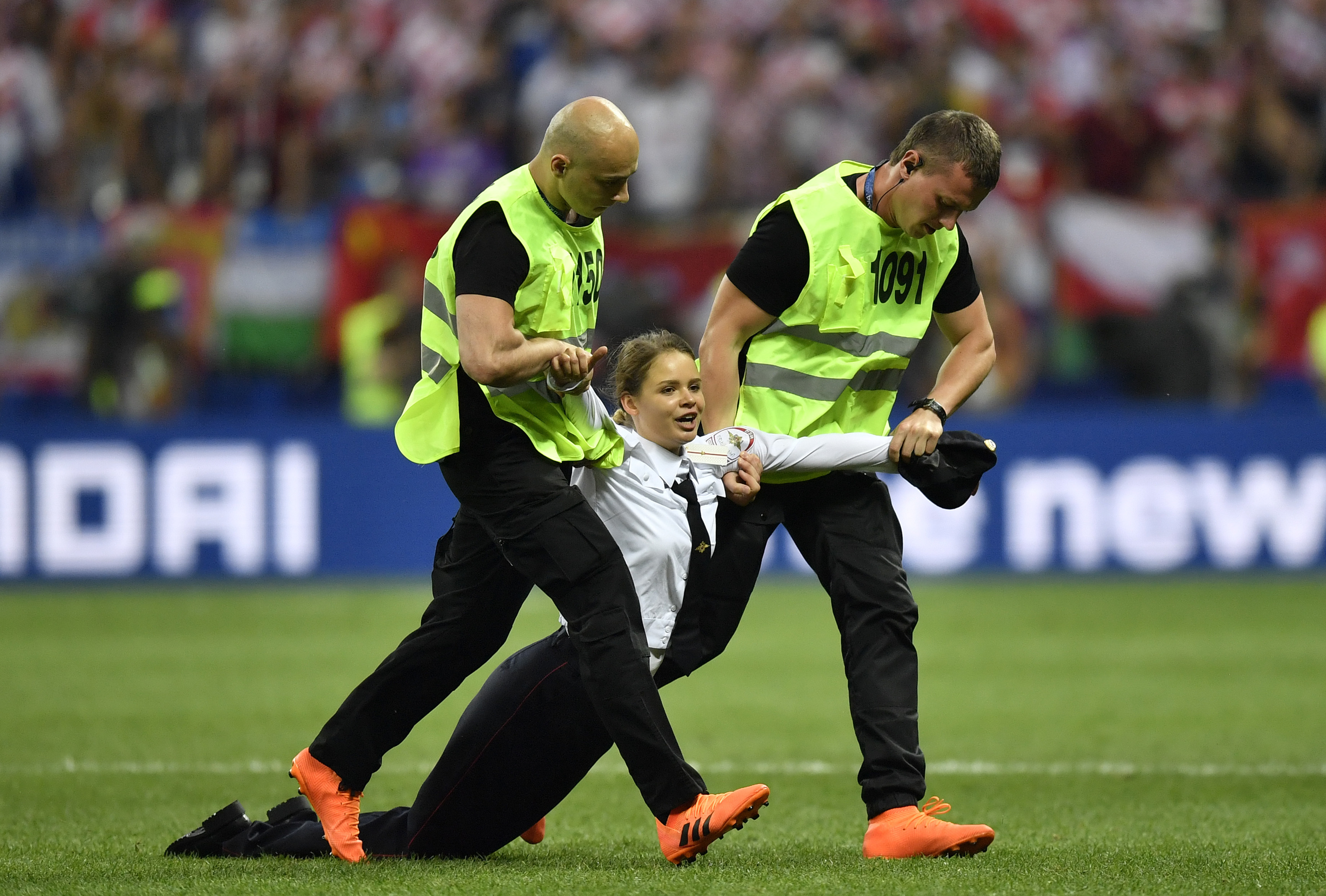 En medlem av Pussy Riot bärs bort under fotbolls-vm En medlem av Pussy Riot bärs bort under fotbolls-vm