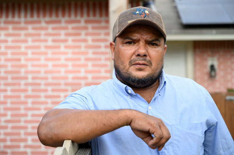 Byggarbetaren José Chavez har satsat stora summor på att säkra att hans familj har tillgång till el.