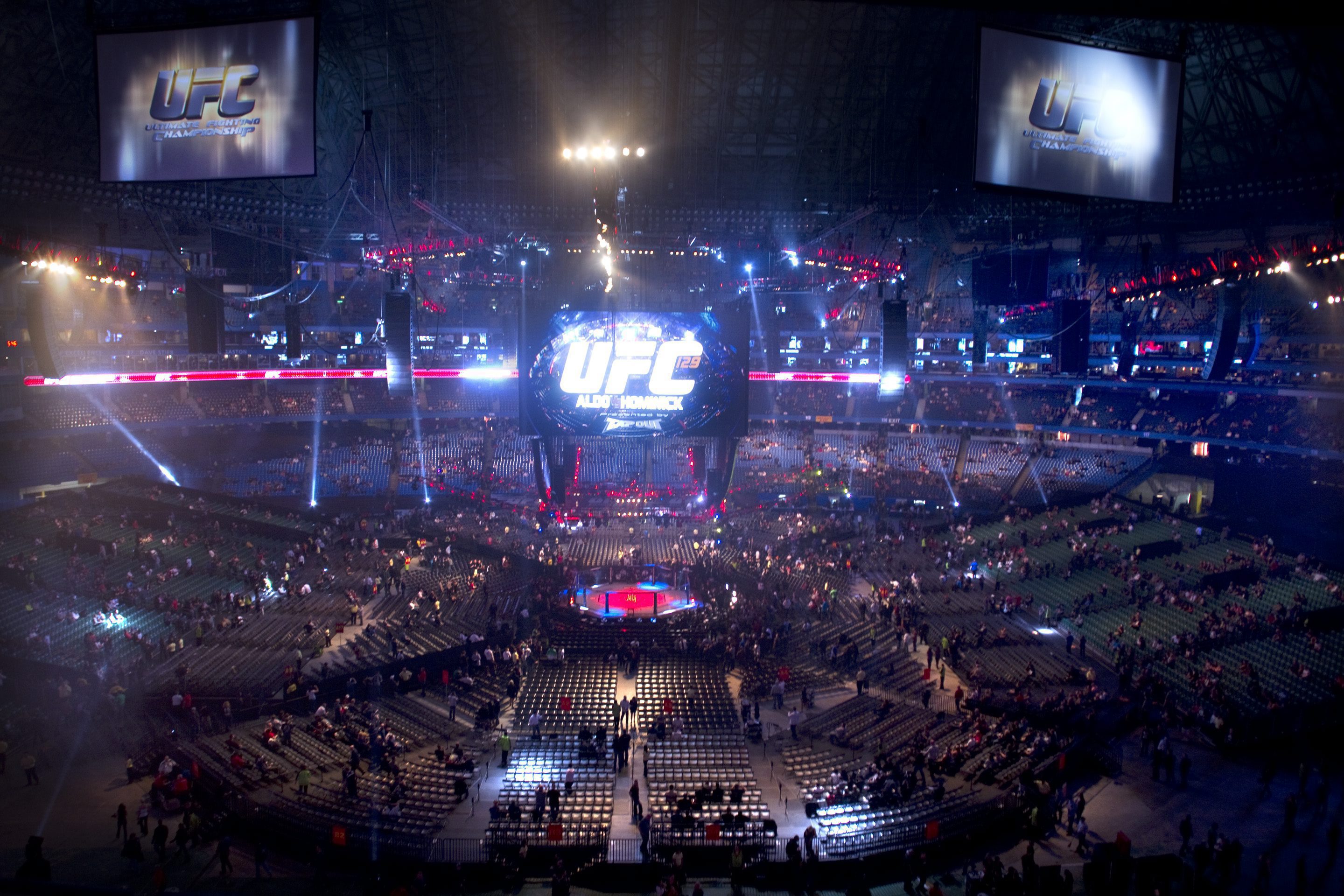 Över 55 000 personer på väg att samlas i Rogers Centre i Toronto för att se UFC 129. Över 55 000 personer på väg att samlas i Rogers Centre i Toronto för att se UFC 129.