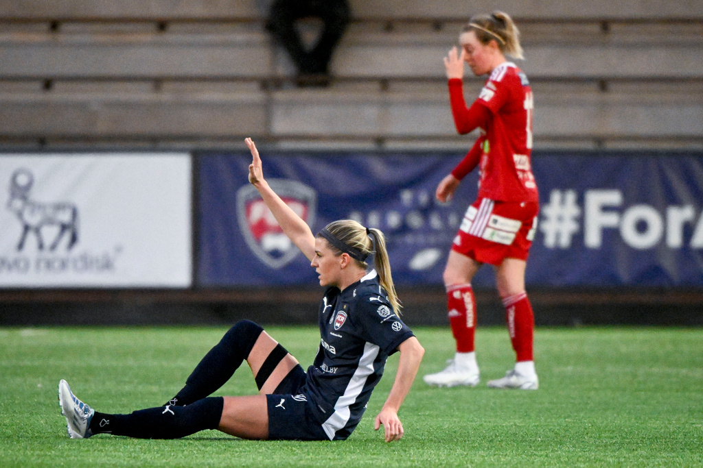 Rosengårds Olivia Schough signalerar för byte i premiären mot Piteå. Landslagsstjärnan skadade en magmuskel och bytte i den 37:e minuten.