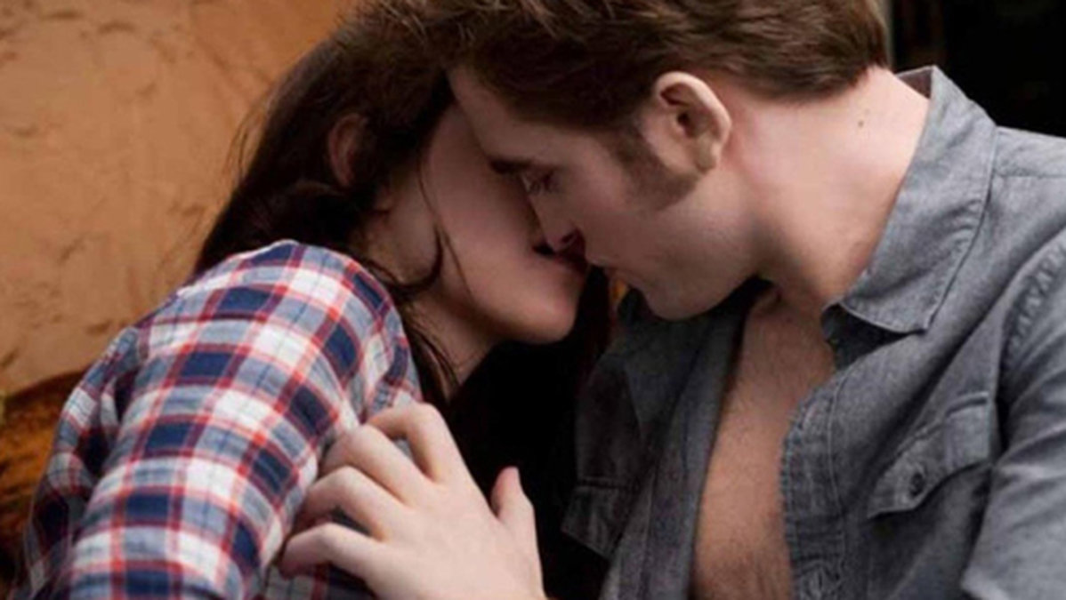 Kristen Stewart och Robert Pattinson delar en kyss. 
