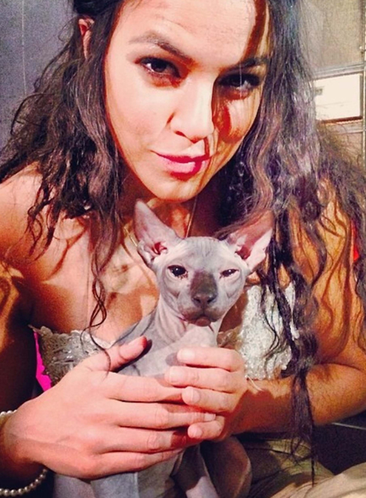 Michelle Rodriguez och en kuslig katt. Michelle Rodriguez och en kuslig katt.