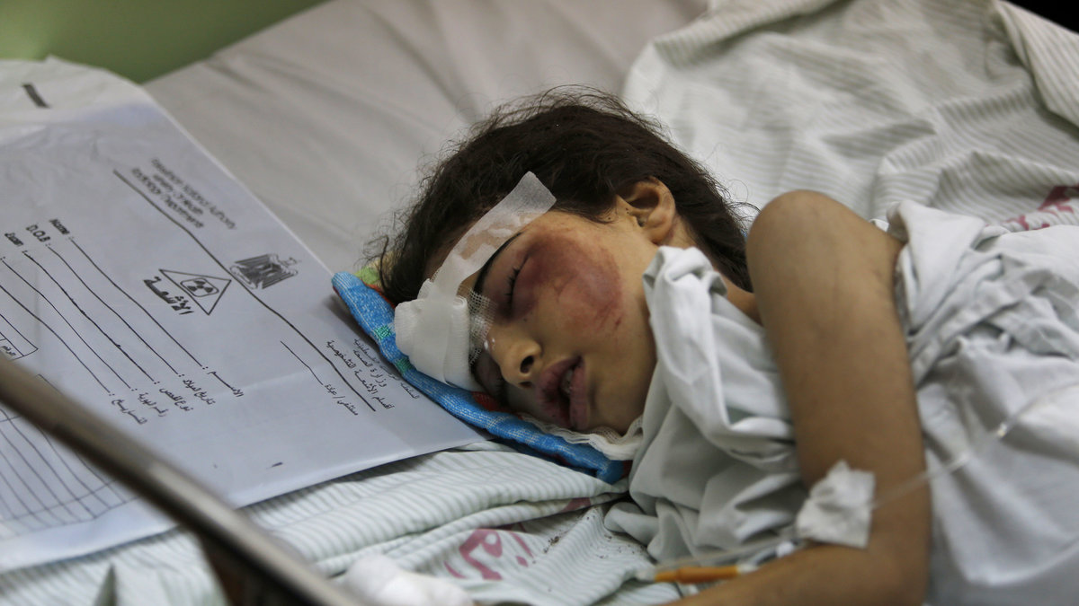 Den palestinske pojken Beisan Dhahir, 7, sover på ett sjukhus sedan hans hem attackerats.  