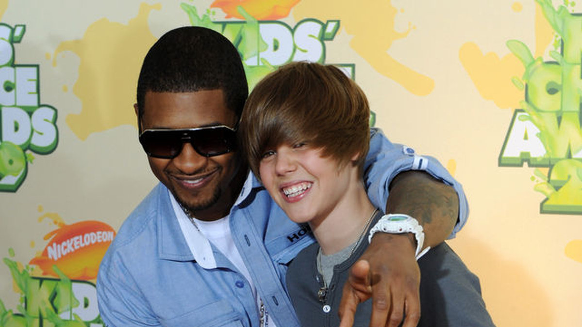 Usher och Justin Bieber på "Annual Kids Choice Awards" strax efter Justins 15-årsdag. 