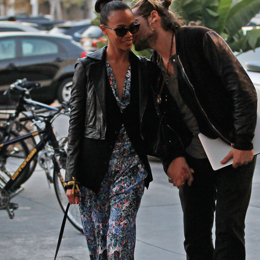 Skådespelerskan Zoe Saldana myser med sin fästman i Los Angeles. Skådespelerskan Zoe Saldana myser med sin fästman i Los Angeles.