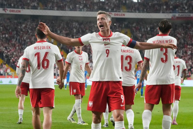 Stjärnanfallaren Robert Lewandowski (till vardags i Barcelona) och hans Polen kan eventuellt bli motståndet i ett VM-playoff för Sverige i mars. Arkivbild.