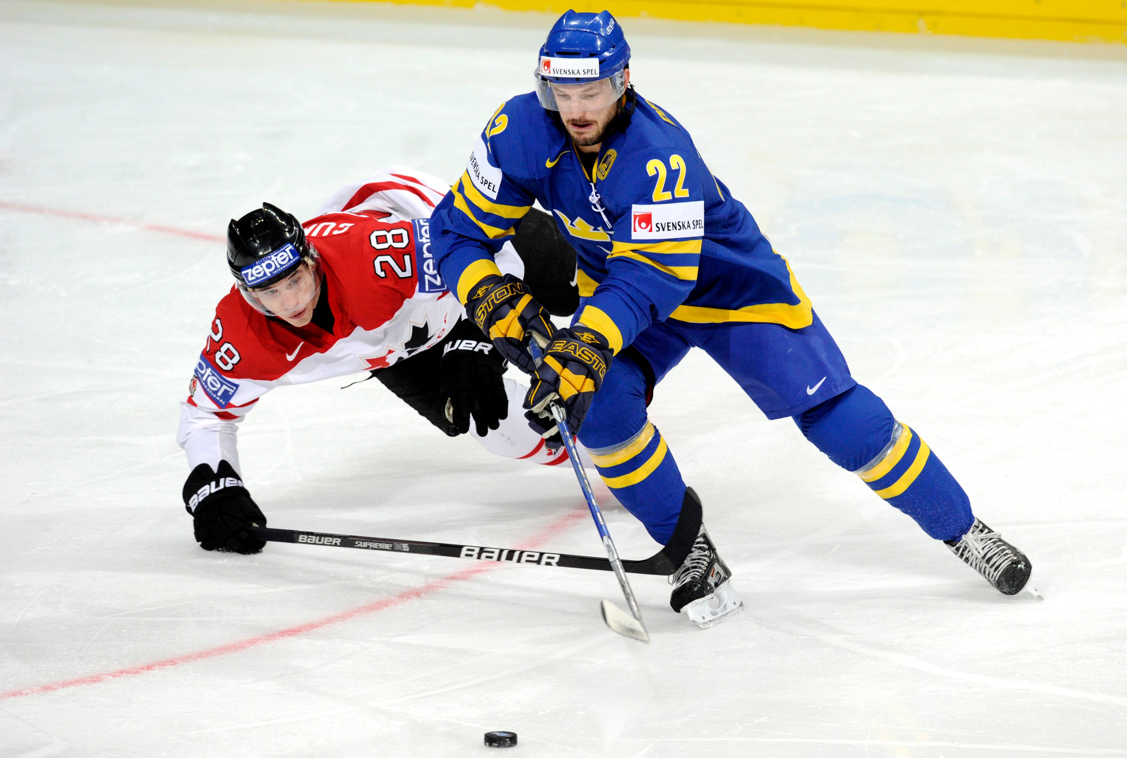 2010 var Cumiskey med i Kanadas VM-lag. Här i duell med Tre Kronors Niklas Persson.