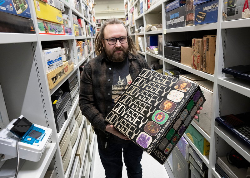 Jukka Kovalainen, teknisk ingenjör på arkivet med en Magnavox Odyssey, den första kommersiellt tillgängliga spelkonsolen från 1972.