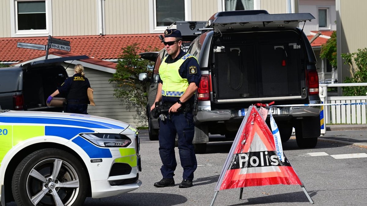 Polis på plats efter våldsdådet i Vallentuna norr om Stockholm i september 2023.