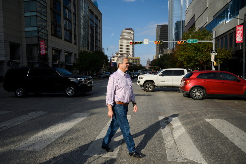 Austins borgmästare, demokraten Steve Adler. I bakgrunden syns Texas delstatskongress, som styrs av Republikanerna.