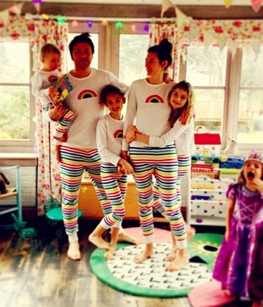 Jamie Oliver med familjen, i likadan pyjamas. Jamie Oliver med familjen, i likadan pyjamas.