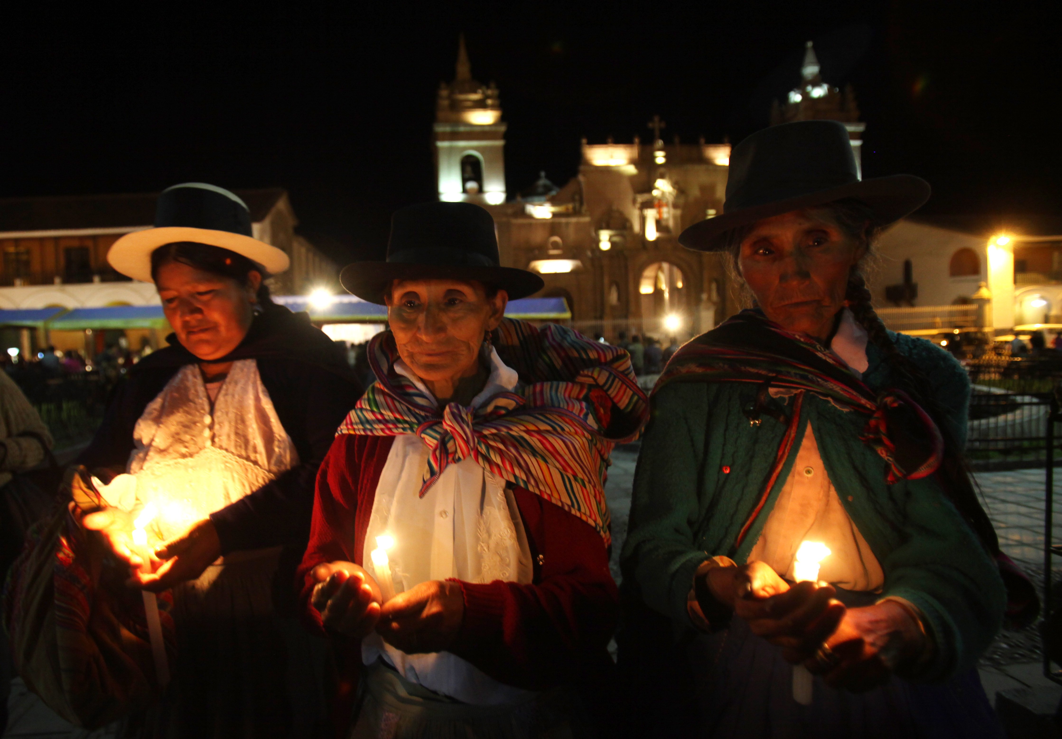 En grupp peruanska kvinnor4 hämnades på kvinnomisshandlaren...