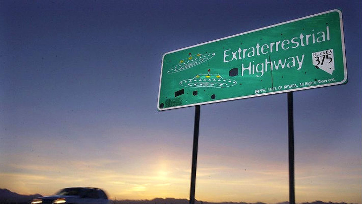 En bil kör snabbt längs the Extraterrestrial Highway i Nevada, USA. "The ET highway" invigdes 1996 och sträcker sig längs den östra gränsen till militärbasen Area 51, känd för att dra till sig UFO-entusiaster.