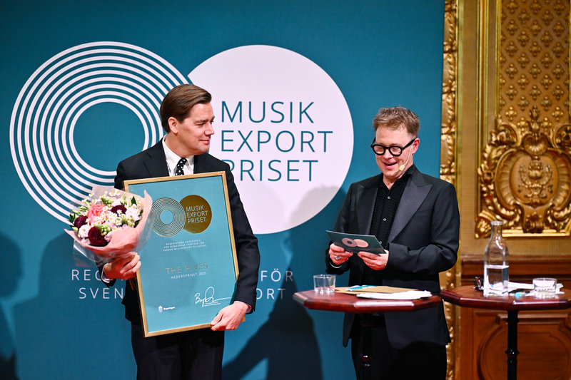 Rockbandet The Hives, representerat av sångaren Howlin' Pelle Almqvist, mottar årets hederspris av jurymedlemmen Per Sinding-Larsen.