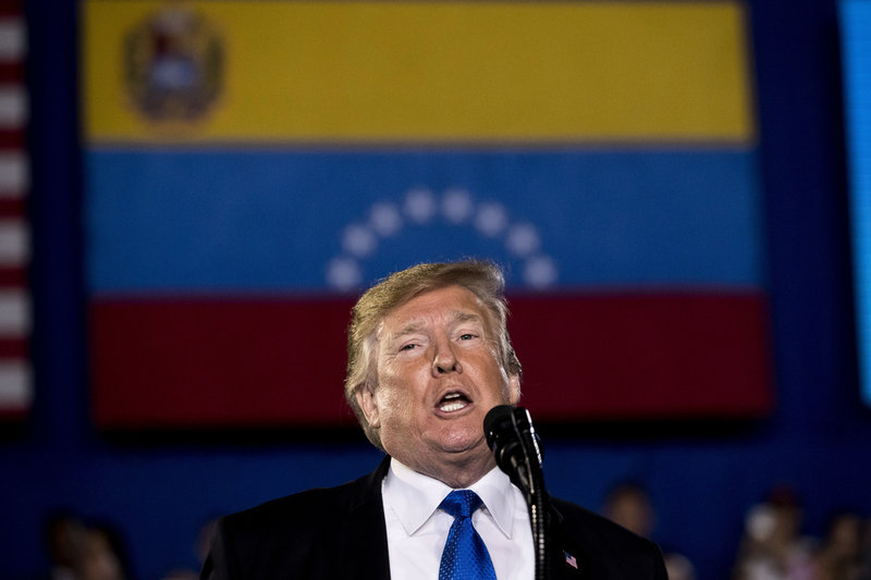 Donald Trump framför Venezuelas flagga. Bilden togs då han höll tal för invandrade venezuelaner i Florida 2019.