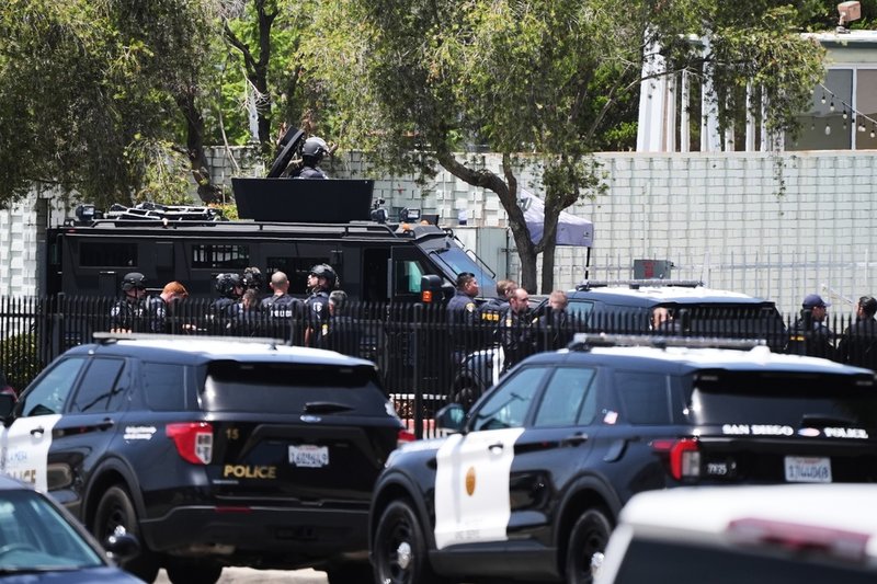 Ett stort antal poliser ryckte ut när larm kom om en pågående skottlossning i en moské i San Diego på måndagen.