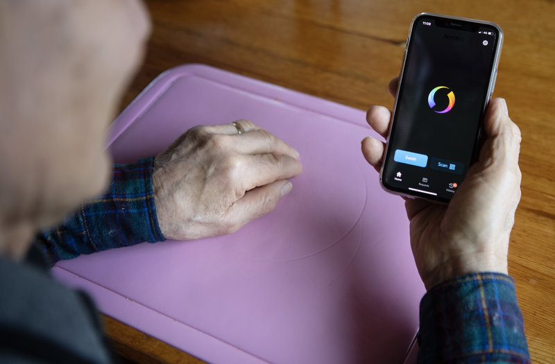 Äldre personer är mer utsatta för risken att bli lurade via okända samtal och meddelande. Foto: Caisa Rasmussen/TT