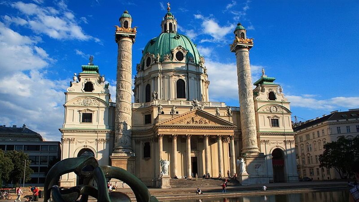 Näthatare vill att Karlskirche i Wien rivs. 