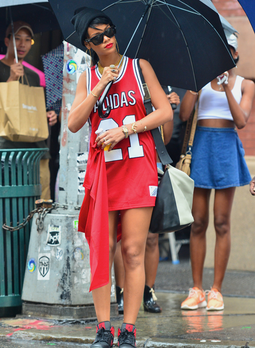 Rihanna köpte en drömlägenhet i New York, och här ser vi henne möta höstrusket i Soho i september 2013. Rihanna köpte en drömlägenhet i New York, och här ser vi henne möta höstrusket i Soho i september 2013.