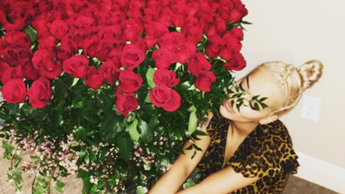 Rita Ora har fått ett fång rosor. 