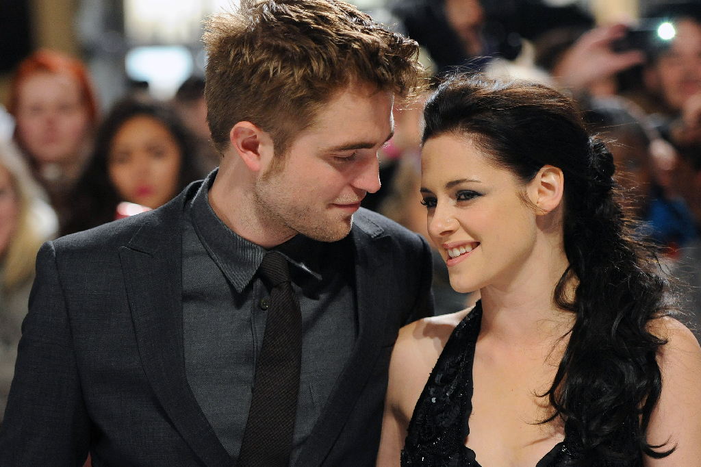 Här är Pattinson i lite trevligare sällskap, med flickvännen Kristen Stewart.