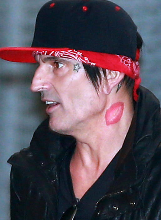 Tommy Lee lämnar Jimmy Kimmel Live Show i Hollywood. Tommy Lee lämnar Jimmy Kimmel Live Show i Hollywood.