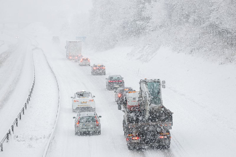 Snöfall under onsdagen på E20 vid Lerum utanför Göteborg. Foto: Adam Ihse / TT Snöfall under onsdagen på E20 vid Lerum utanför Göteborg. Foto: Adam Ihse / TT