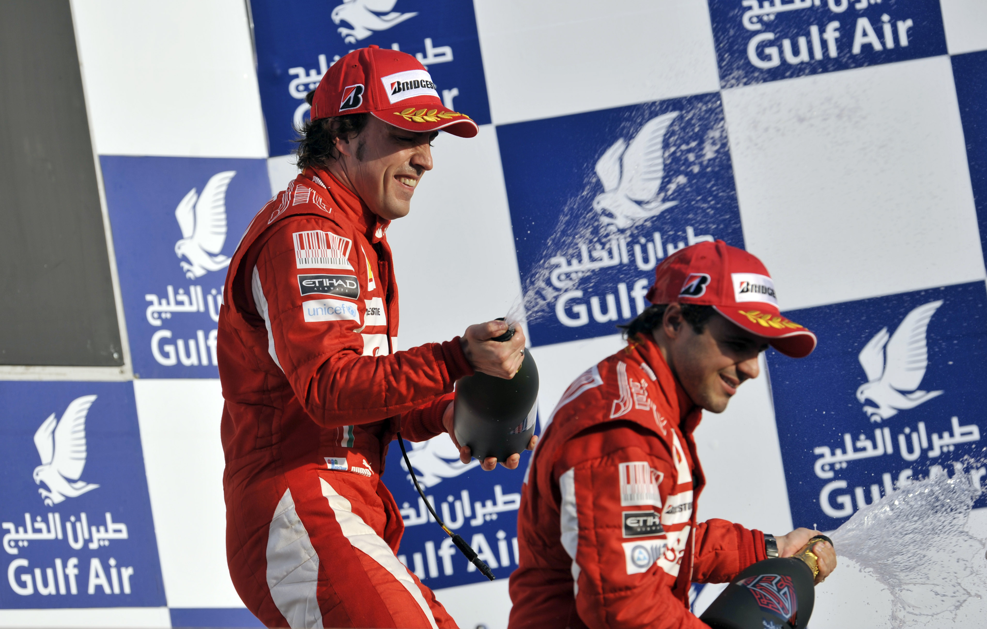 Fernando Alonso och Felipe Massa firar Ferraris premiärsuccé.