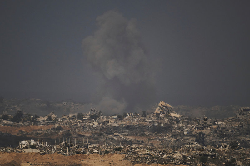 Rökpelare mot himlen i samband med israeliska anfall i norra Gazaremsan, där Gaza stad ligger, på tisdagen.