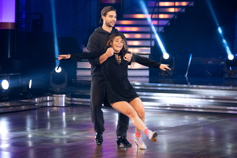 Eric Saade och Katja Lujan Engelholm dansar rumba och jive i veckans 'Let's dance'.