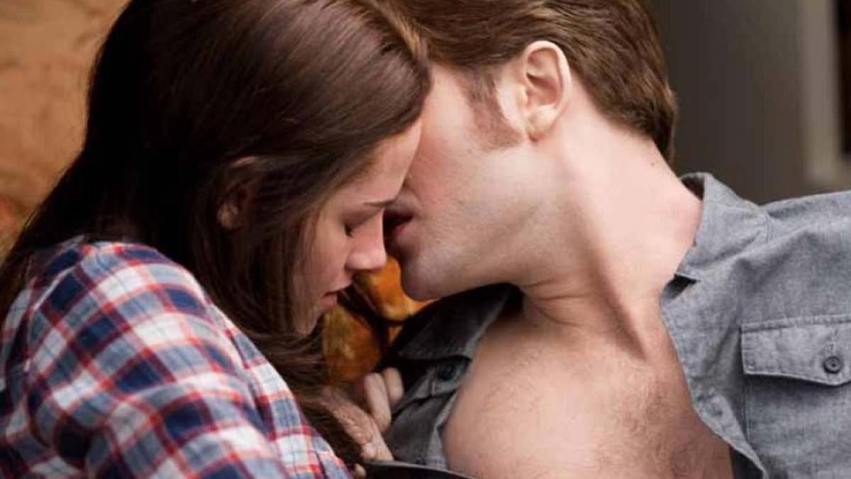 Kristen Stewart och Robert Pattinson hånglar loss i Twilight. 