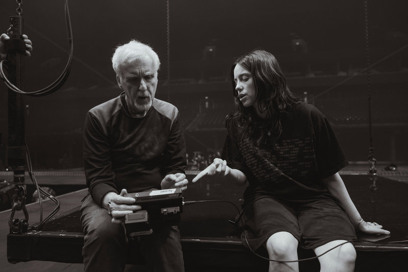 Regissören James Cameron och Billie Eilish under inspelningen av ”Billie Eilish – Hit me hard and soft: The tour”. 